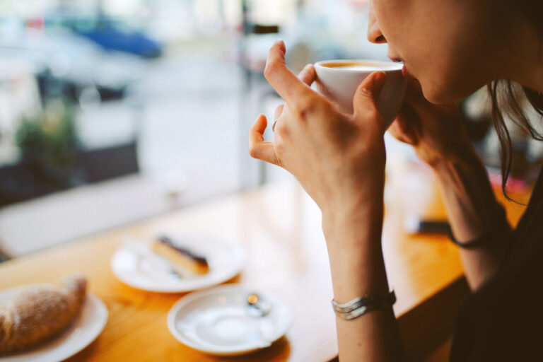 Impacto del exceso de cafeína oculta en la mandíbula